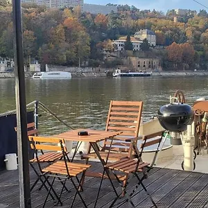 pniche-atypique-et-idyllique-confluence.hotels-rhonealpes.com/